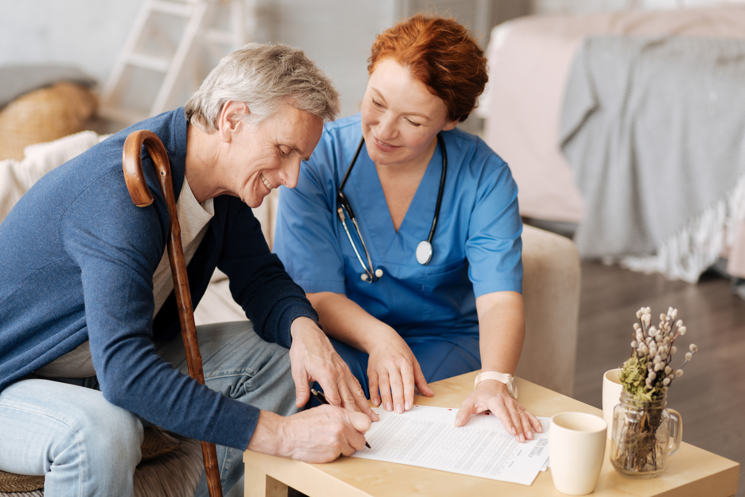 Dokumente und Stift zur Beantragung eines Pflegegrades